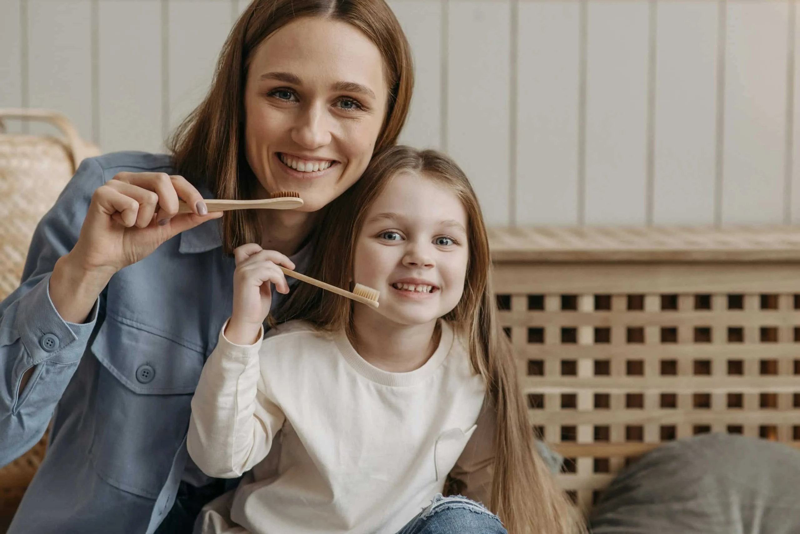 5 Hábitos que dañan los dientes de los niños