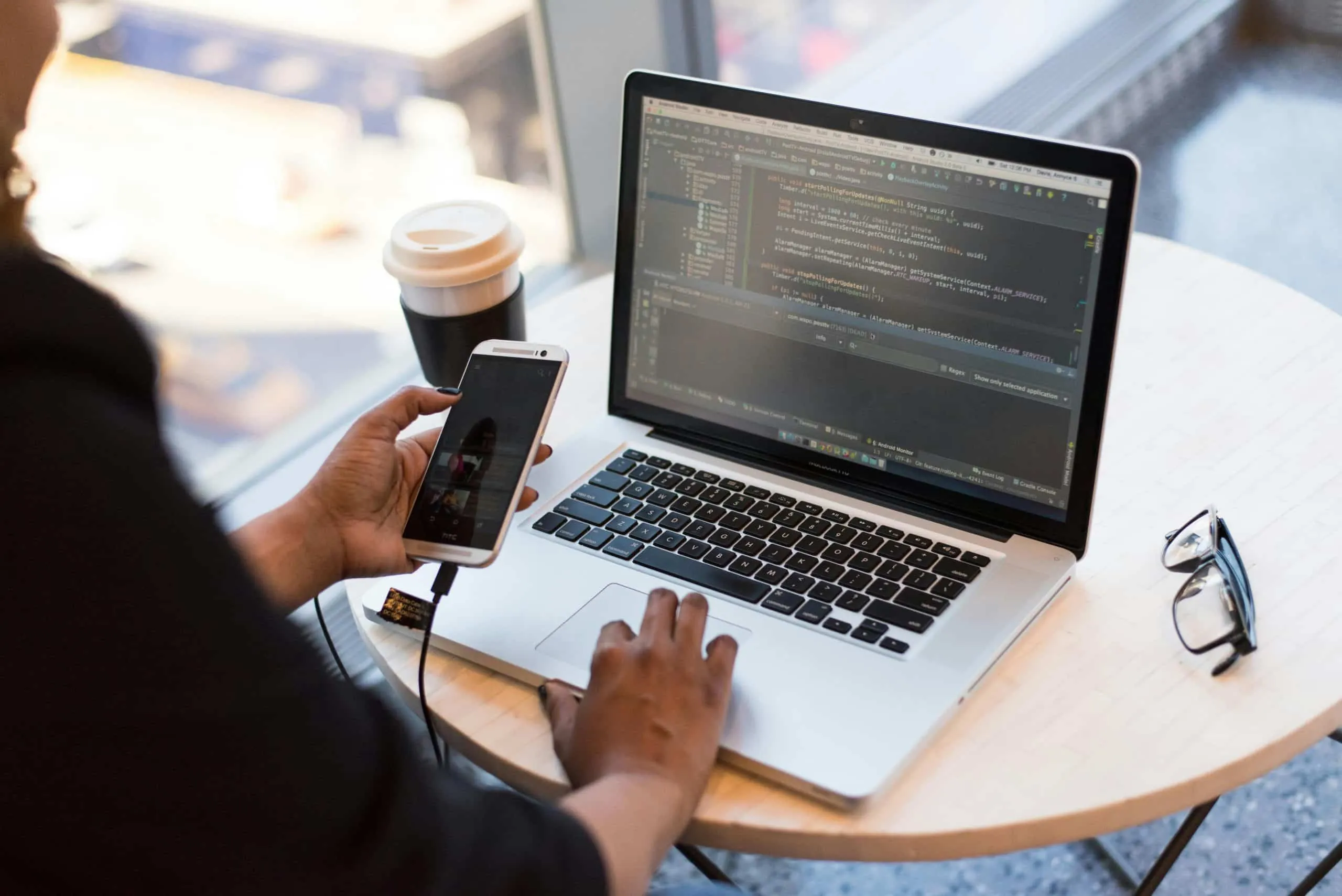 Donde la Innovación y el Desarrollo se Mezclan en una Taza de Software