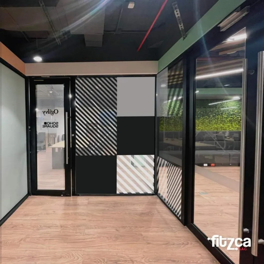 Oficinas de Fitzca mostrando la Excelencia de sus Puertas de Oficina.