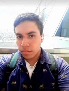 Renzo Ayala yendo al Éxito.