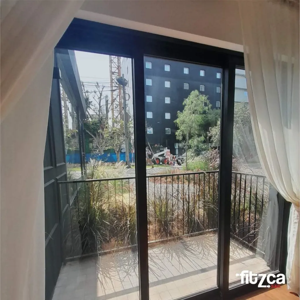 Dentro de una Casa mirando una ventana reflejando el Éxito.