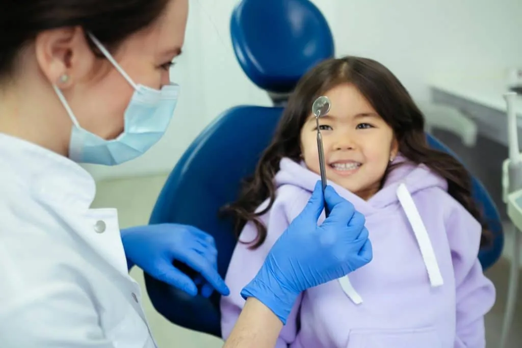 Niña en el dentista