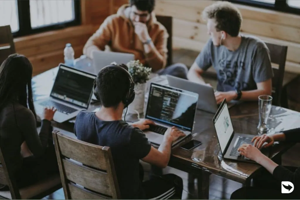 imagen muestra personas en el trabajo creativo