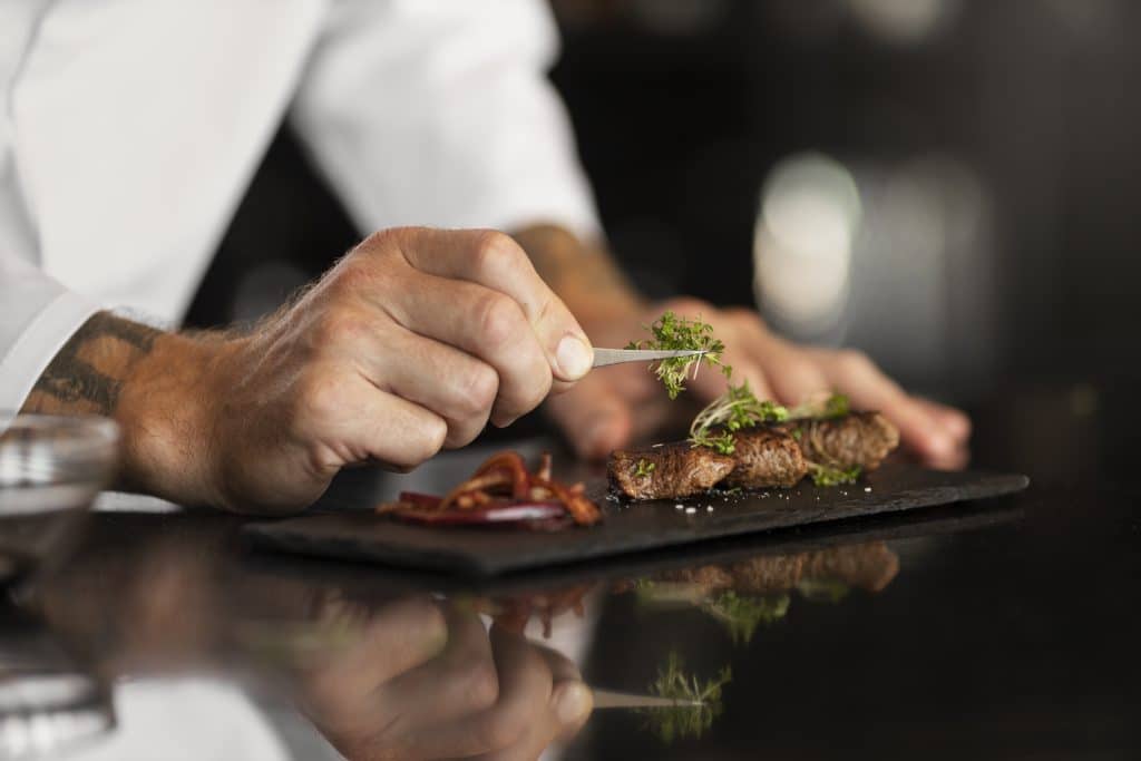 La imagen tiene un atributo ALT vacío; su nombre de archivo es professional-chef-preparing-food-kitchen-1-1024x683.jpg